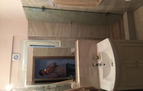 Γυάλινη Γωνιακή ντουζιέρα με πόρτα και ενσωματομένο καθρέφτη