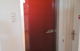 Γυάλινη Πόρτα με Χρωματιστή μεμβράνη