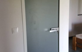 Γυάλινη Πόρτα με σατινέ γυαλί αφαλείας