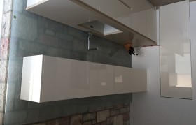 Τοίχος κουζίνας με χρωματιστό γυαλί